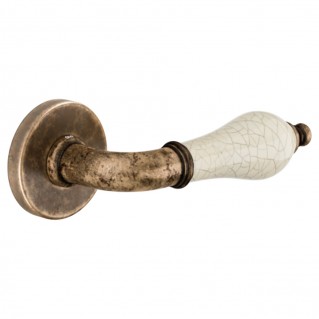 Дверная ручка Monica (467/12-AF+P8) античная отделка/бежевый фарфор, на круглой розетке VIS
